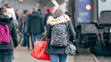 İnsanlar Bükreş Kuzey Tren İstasyonu 'nda (Gara de Nord Bucuresti) tren bekliyor)