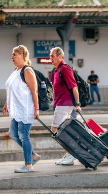 İnsanlar Bükreş Kuzey Tren İstasyonu 'nda (Gara de Nord Bucuresti) tren bekliyor)