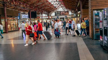 İnsanlar Bükreş Kuzey Tren İstasyonu 'nda (Gara de Nord Bucuresti) tren bekliyor)