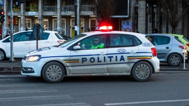 Bükreş 'te yoğun saatlerde Romen Polis Arabası trafikte