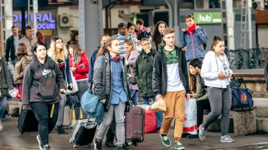 İnsanlar Bükreş Kuzey Tren İstasyonu 'nda (Gara de Nord Bucuresti) tren bekliyor)