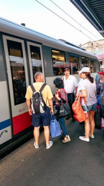 İnsanlar Bükreş Kuzey Tren İstasyonu 'nda (Gara de Nord Bucuresti) tren bekliyor)