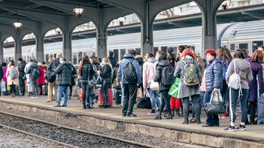 İnsanlar Bükreş Kuzey Tren İstasyonu 'nda (Gara de Nord Bucuresti) tren bekliyor)