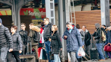İnsanlar Bükreş Kuzey Tren İstasyonu 'nda (Gara de Nord Bucuresti) tren bekliyor)