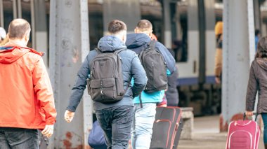 İnsanlar Bükreş Kuzey Tren İstasyonu 'nda (Gara de Nord Bucuresti) tren bekliyor)