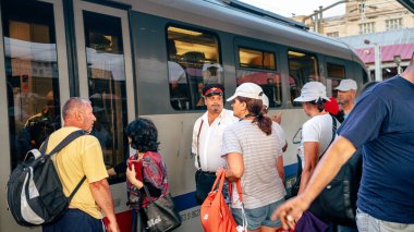 İnsanlar Bükreş Kuzey Tren İstasyonu 'nda (Gara de Nord Bucuresti) tren bekliyor)