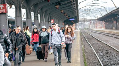 İnsanlar Bükreş Kuzey Tren İstasyonu 'nda (Gara de Nord Bucuresti) tren bekliyor)