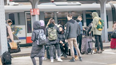 İnsanlar Bükreş Kuzey Tren İstasyonu 'nda (Gara de Nord Bucuresti) tren bekliyor)