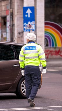 Trafiği polis memuru ve Romanya Trafik Polisi (Politia Rutiera) yönetiyor