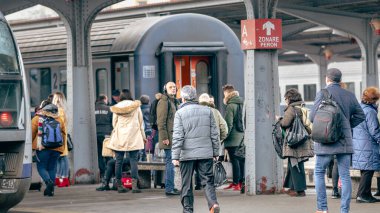 İnsanlar Bükreş Kuzey Tren İstasyonu 'nda (Gara de Nord Bucuresti) tren bekliyor)