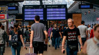 İnsanlar Bükreş Kuzey Tren İstasyonu 'nda (Gara de Nord Bucuresti) tren bekliyor)