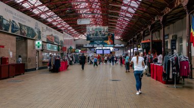 İnsanlar Bükreş Kuzey Tren İstasyonu 'nda (Gara de Nord Bucuresti) tren bekliyor)