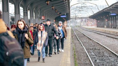 İnsanlar Bükreş Kuzey Tren İstasyonu 'nda (Gara de Nord Bucuresti) tren bekliyor)