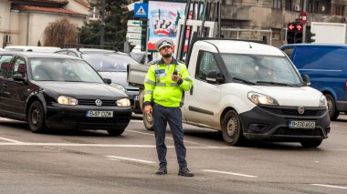 Trafiği polis memuru ve Romanya Trafik Polisi (Politia Rutiera) yönetiyor