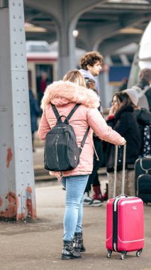 İnsanlar Bükreş Kuzey Tren İstasyonu 'nda (Gara de Nord Bucuresti) tren bekliyor)