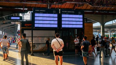İnsanlar Bükreş Kuzey Tren İstasyonu 'nda (Gara de Nord Bucuresti) tren bekliyor)