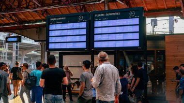 İnsanlar Bükreş Kuzey Tren İstasyonu 'nda (Gara de Nord Bucuresti) tren bekliyor)