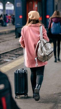 İnsanlar Bükreş Kuzey Tren İstasyonu 'nda (Gara de Nord Bucuresti) tren bekliyor)