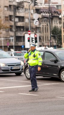 Trafiği polis memuru ve Romanya Trafik Polisi (Politia Rutiera) yönetiyor