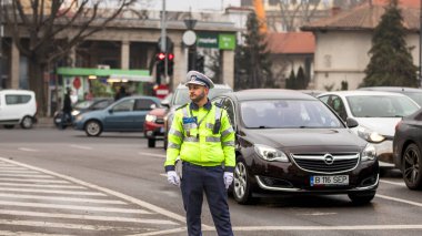 Trafiği polis memuru ve Romanya Trafik Polisi (Politia Rutiera) yönetiyor
