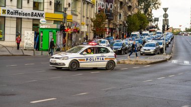 Bükreş 'te yoğun saatlerde Romen Polis Arabası trafikte