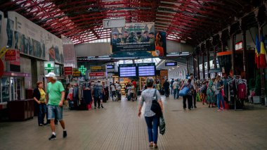 İnsanlar Bükreş Kuzey Tren İstasyonu 'nda (Gara de Nord Bucuresti) tren bekliyor)