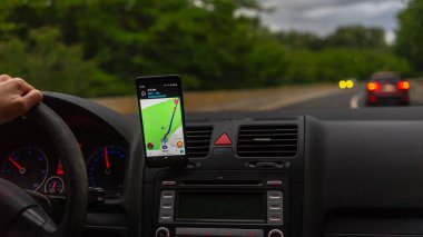 Şehirdeki yolu göstermek için Waze haritalarını gösteren akıllı telefon. Waze haritaları kullanan sürücü