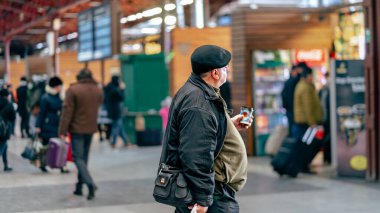 İnsanlar Bükreş Kuzey Tren İstasyonu 'nda (Gara de Nord Bucuresti) tren bekliyor)