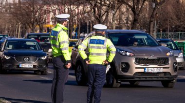 Trafiği polis memuru ve Romanya Trafik Polisi (Politia Rutiera) yönetiyor