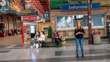 İnsanlar Bükreş Kuzey Tren İstasyonu 'nda (Gara de Nord Bucuresti) tren bekliyor)