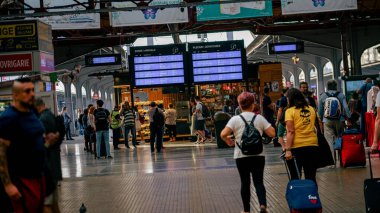 İnsanlar Bükreş Kuzey Tren İstasyonu 'nda (Gara de Nord Bucuresti) tren bekliyor)