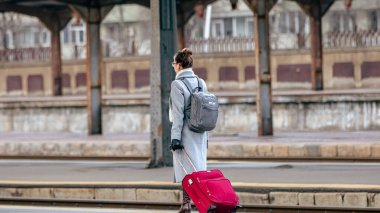 İnsanlar Bükreş Kuzey Tren İstasyonu 'nda (Gara de Nord Bucuresti) tren bekliyor)