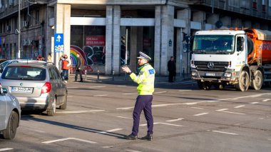 Trafiği polis memuru ve Romanya Trafik Polisi (Politia Rutiera) yönetiyor