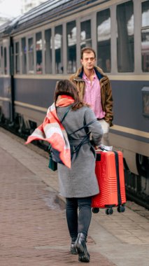İnsanlar Bükreş Kuzey Tren İstasyonu 'nda (Gara de Nord Bucuresti) tren bekliyor)