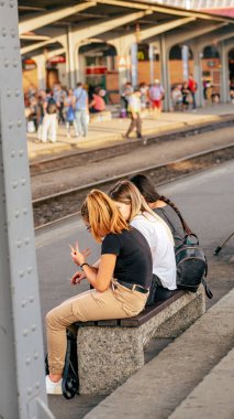 İnsanlar Bükreş Kuzey Tren İstasyonu 'nda (Gara de Nord Bucuresti) tren bekliyor)