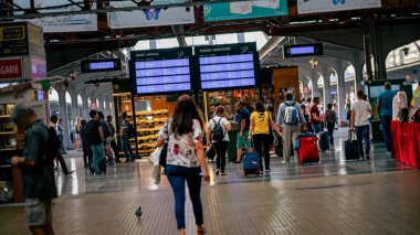 İnsanlar Bükreş Kuzey Tren İstasyonu 'nda (Gara de Nord Bucuresti) tren bekliyor)