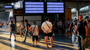 İnsanlar Bükreş Kuzey Tren İstasyonu 'nda (Gara de Nord Bucuresti) tren bekliyor)