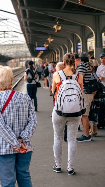 İnsanlar Bükreş Kuzey Tren İstasyonu 'nda (Gara de Nord Bucuresti) tren bekliyor)