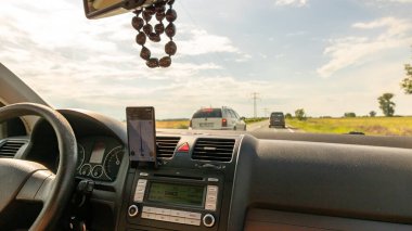 Şehirdeki yolu göstermek için Waze haritalarını gösteren akıllı telefon. Waze haritaları kullanan sürücü