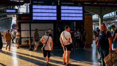 İnsanlar Bükreş Kuzey Tren İstasyonu 'nda (Gara de Nord Bucuresti) tren bekliyor)