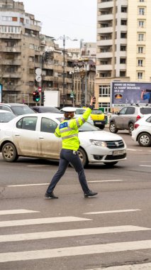 Trafiği polis memuru ve Romanya Trafik Polisi (Politia Rutiera) yönetiyor