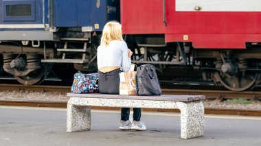 İnsanlar Bükreş Kuzey Tren İstasyonu 'nda (Gara de Nord Bucuresti) tren bekliyor)