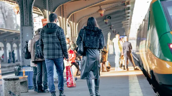 İnsanlar Bükreş Kuzey Tren İstasyonu 'nda (Gara de Nord Bucuresti) tren bekliyor)