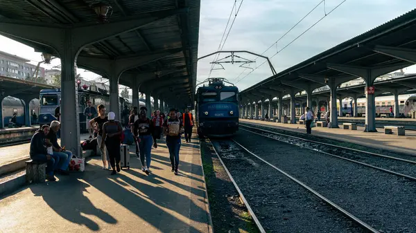 İnsanlar Bükreş Kuzey Tren İstasyonu 'nda (Gara de Nord Bucuresti) tren bekliyor)