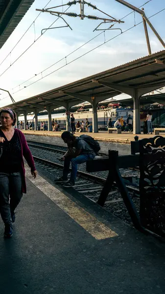 İnsanlar Bükreş Kuzey Tren İstasyonu 'nda (Gara de Nord Bucuresti) tren bekliyor)