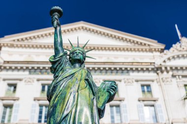 Fransa 'nın Nice kentindeki Gezinti Güvertesi' nde Bartholdi tarafından yapılan Özgürlük Heykeli