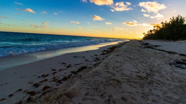 Horseshoe Bay Sahili ve Hamilton, Bermuda 'daki Deep Bay Sahili
