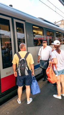 Bükreş Kuzey Tren İstasyonu 'nda tren bekleyen insanlar (Gara de Nord Bucuresti)