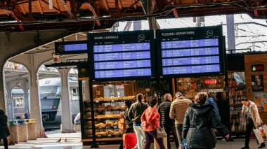 Bükreş Kuzey Tren İstasyonu 'nda tren bekleyen insanlar (Gara de Nord Bucuresti)