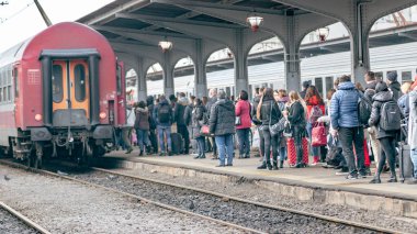 Bükreş Kuzey Tren İstasyonu 'nda tren bekleyen insanlar (Gara de Nord Bucuresti)